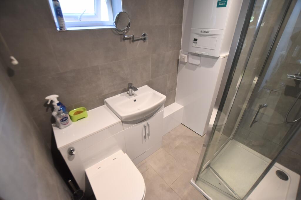 18 Cadman Square bathroom