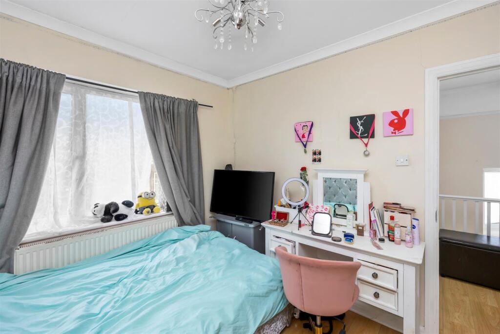 Rowan Avenue 15 BEDROOM ROUND LIGHT 2.jpeg