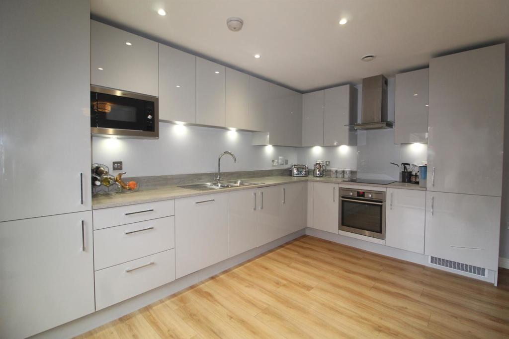 Kitchen 2.jpg