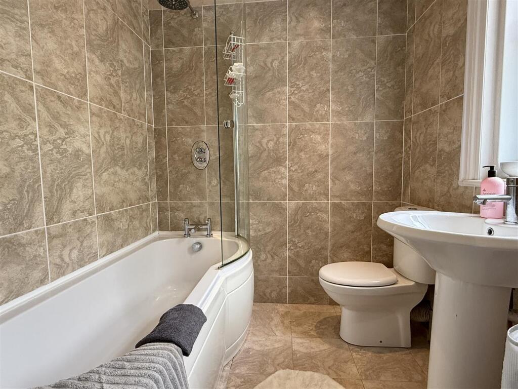 EN SUITE BATHROOM/WC