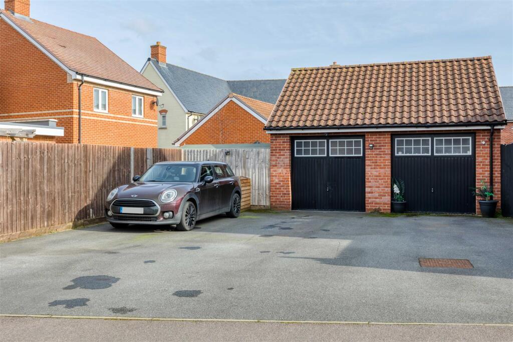 Garage &amp; tandem parking for 2