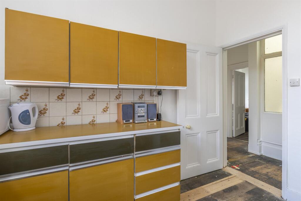59 New Dover Rd-13 Kitchen veiw to door.jpg