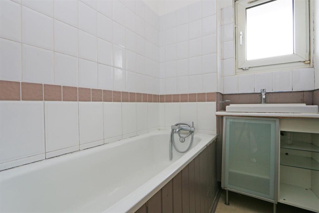 7 Hookham Court bathroom.jpg