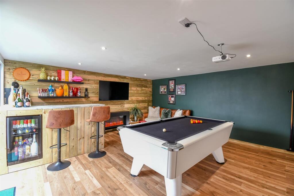 BAR &amp; GAMES ROOM