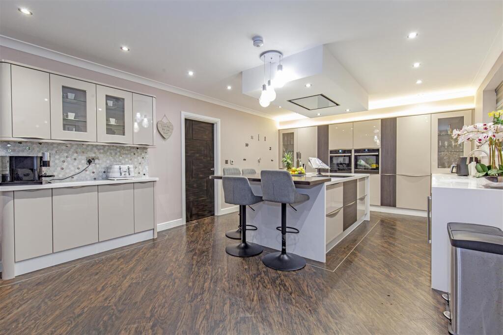 Stunning Breakfasting Kitchen