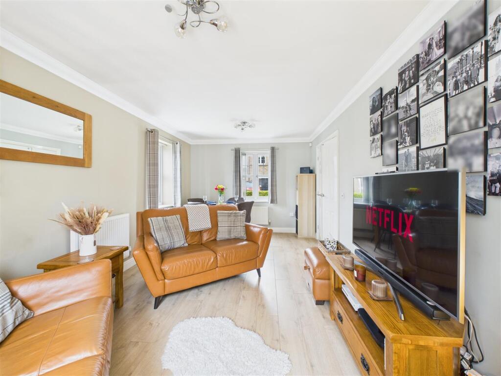 LOUNGE WITH DINING AREA