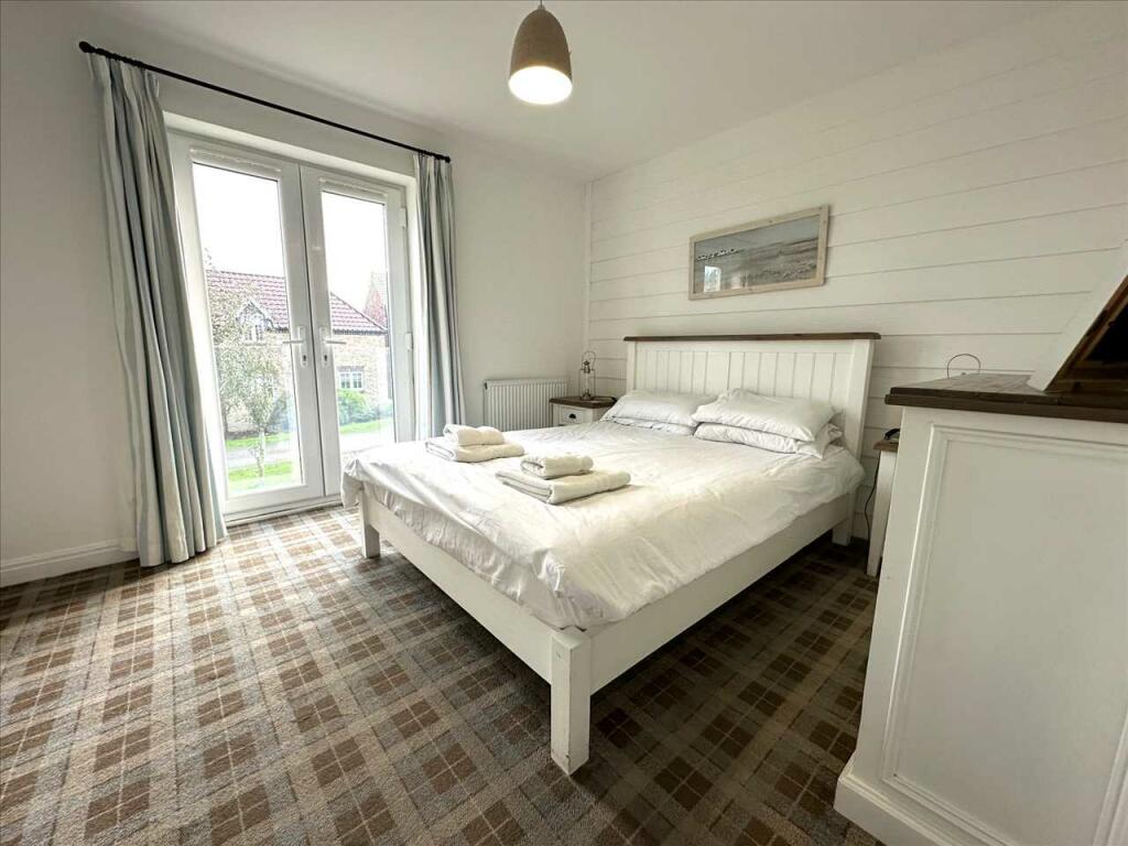 Bedroom (rear)
