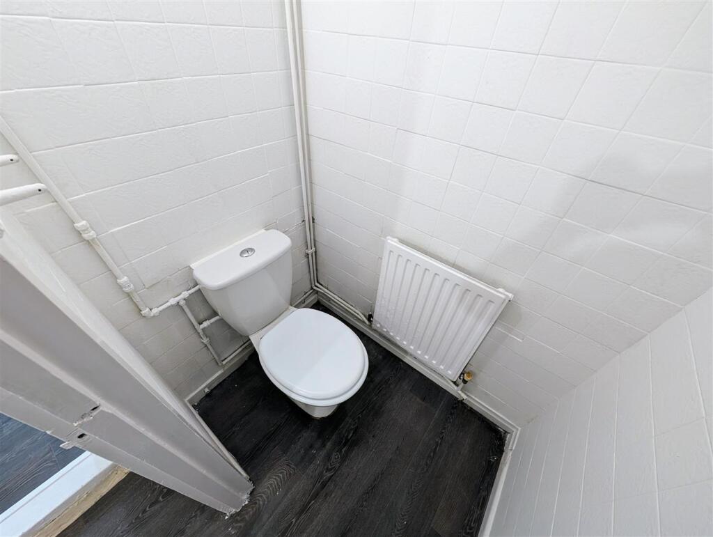 downstairs wc.jpg