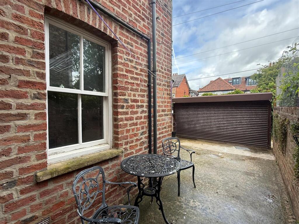 Photo 6 - Outside 1.jpg