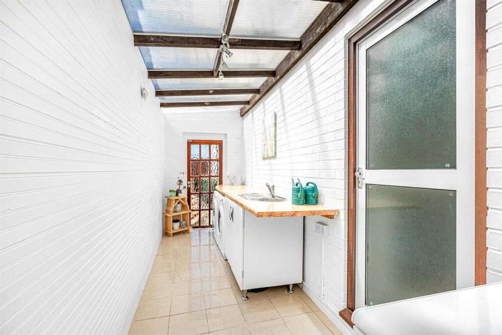Side Hall / Utility
