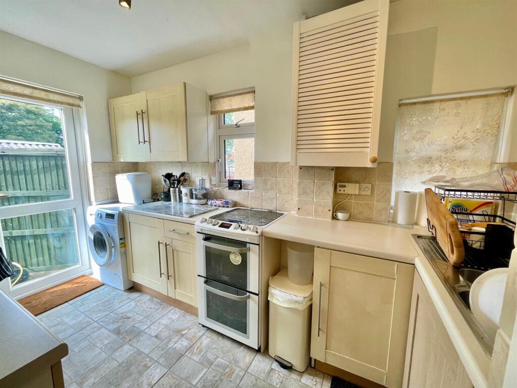 12 Elmscroft Kitchen.jpg