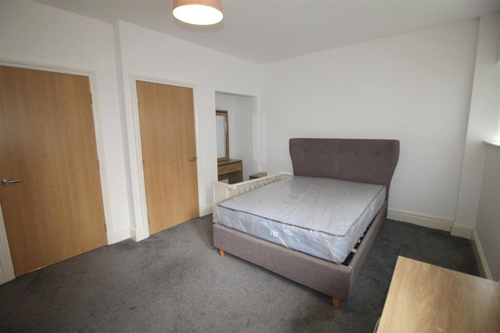 Duckworth Buildings, flat 3, bed 1 (2).JPG