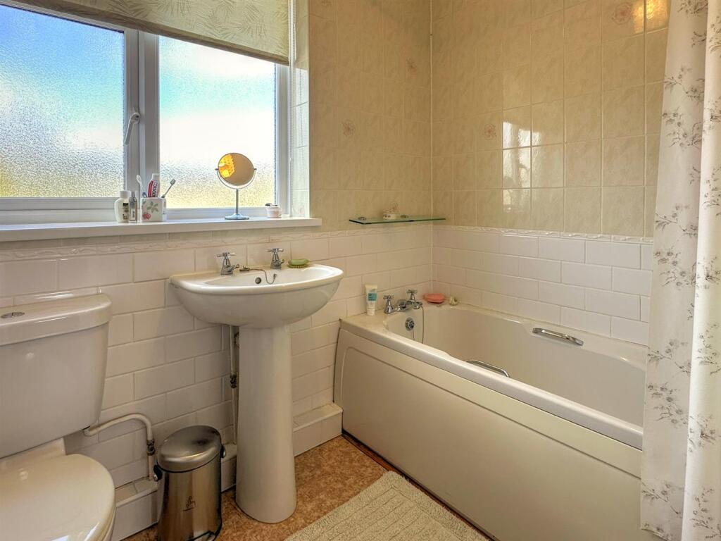BATHROOM/WC