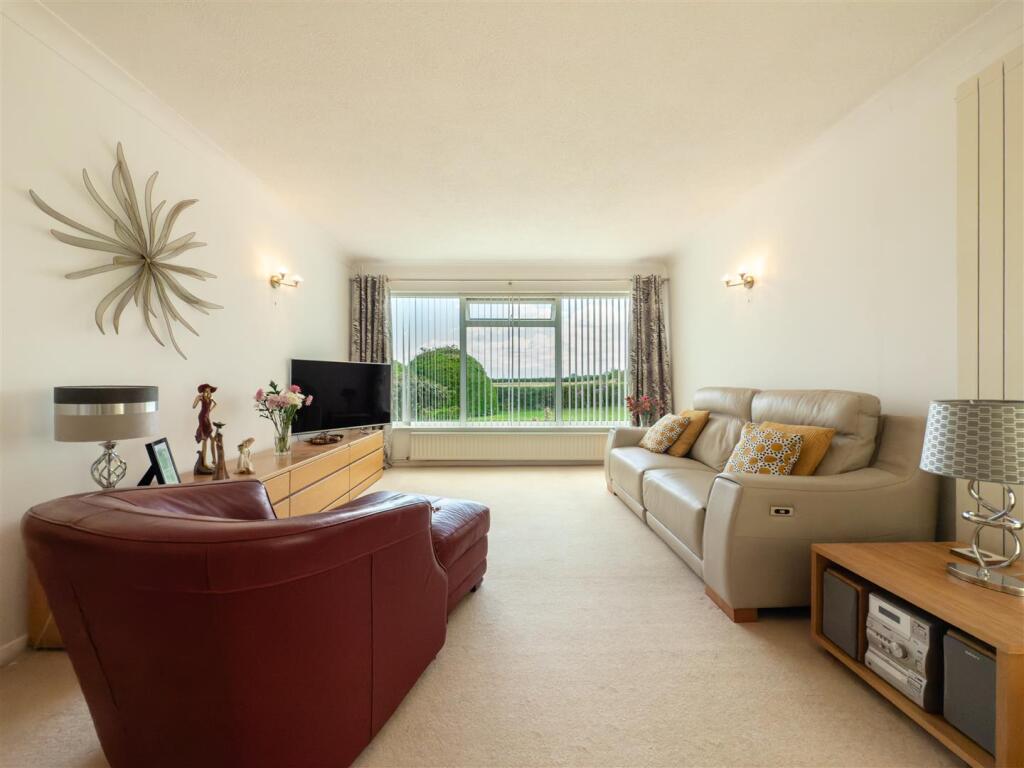 Sitting Room/Dining Room