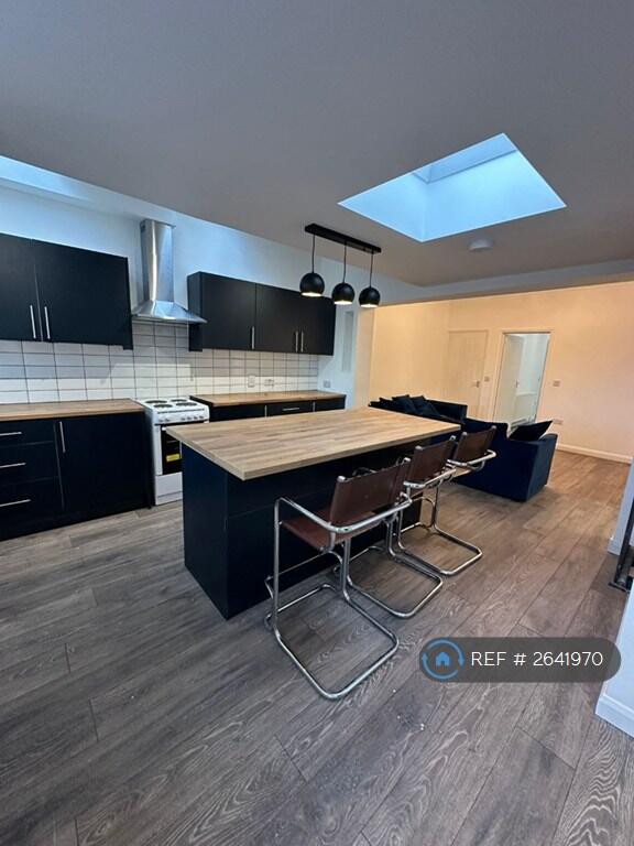 Kitchen &amp; Dinning Area 