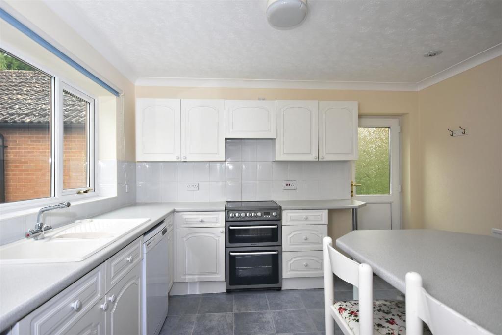 Kitchen 2.jpg