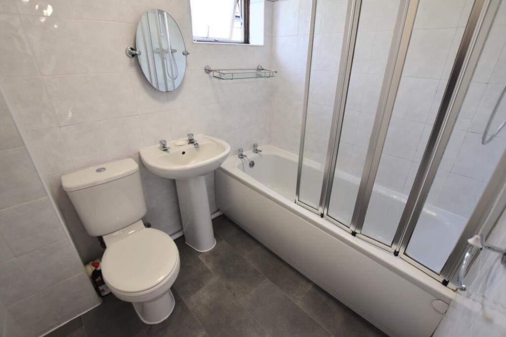 15 Buckingham Gate bathroom