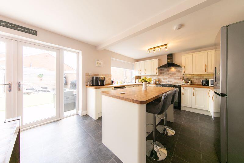 Kitchen &amp; dining room