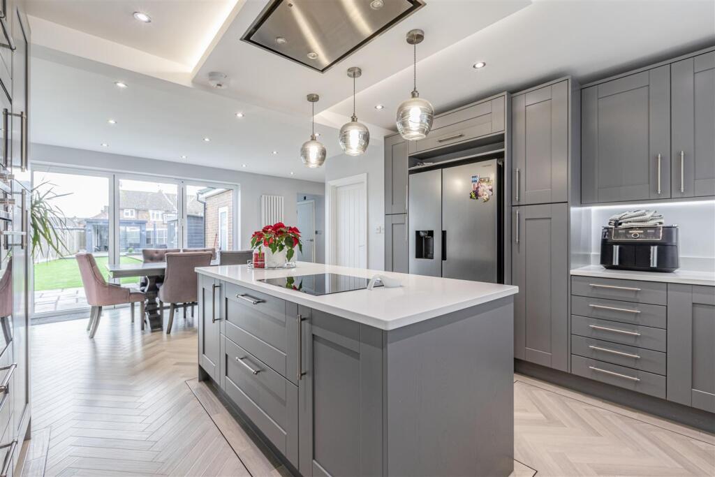 28 Cornwall Avenue, Byfleet, KT14 7EY - 19.jpg