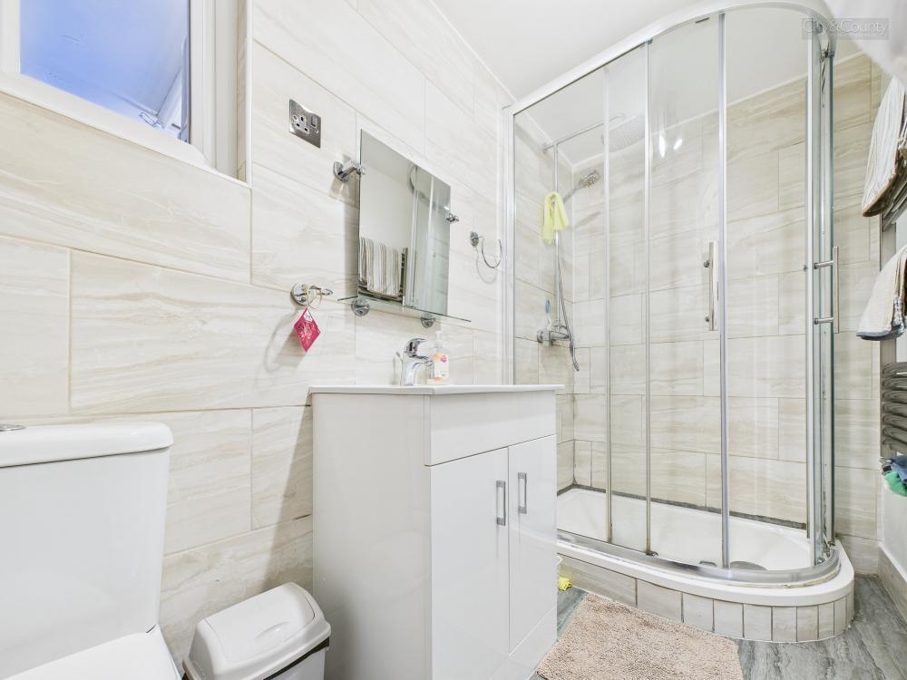 En-Suite To Master Bedroom