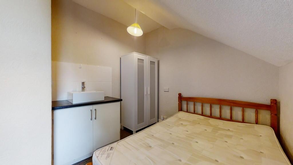 A cozy, neatly maintained single bedroom featur...