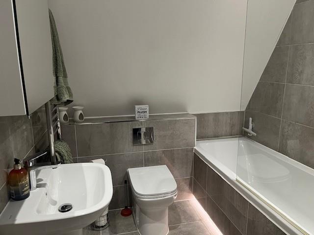 32 Manor Gardens photo 1.jpg