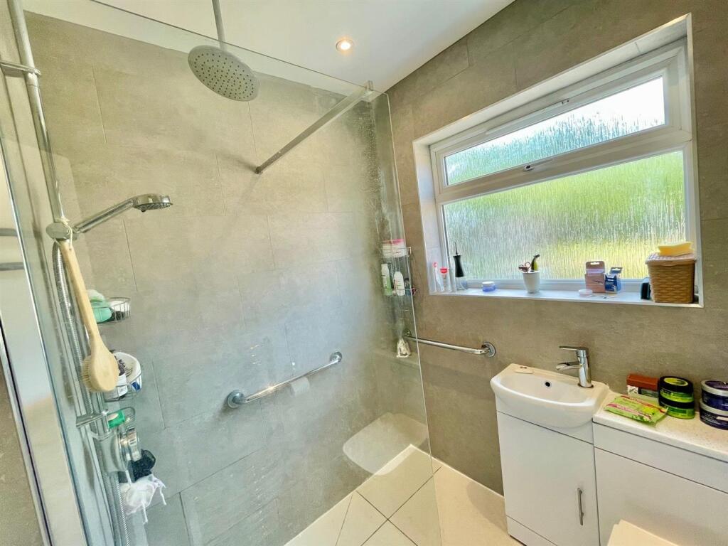 25 Elmroyd Ave Shower Room.jpg