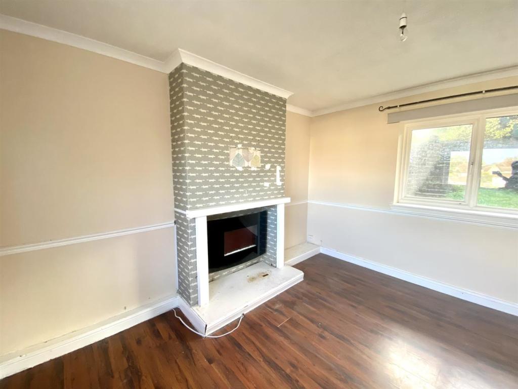 SITTING ROOM/BEDROOM ONE