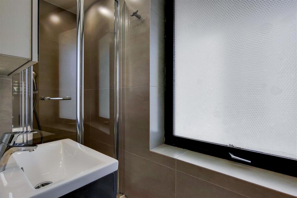 8_Bathroom-0.jpg