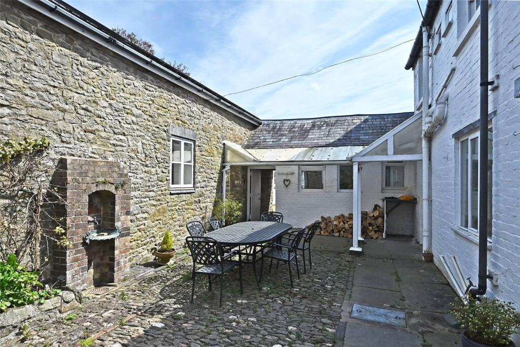 Cottage /Courtyard