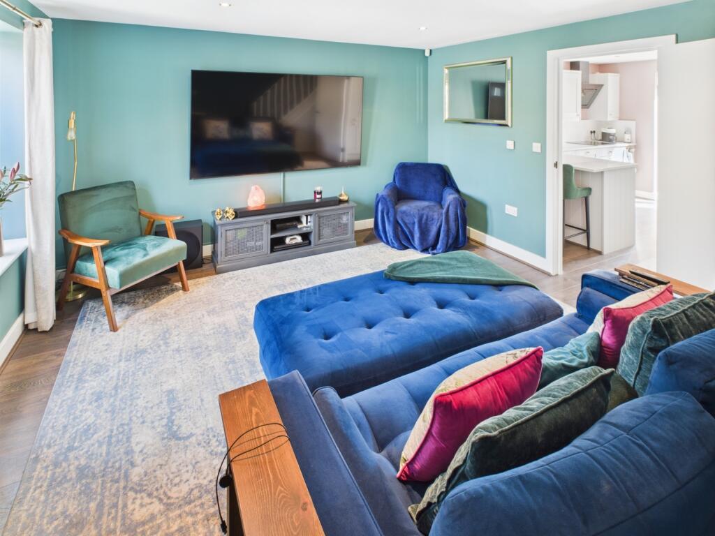 CAM04233G0-PR0022-STILL007