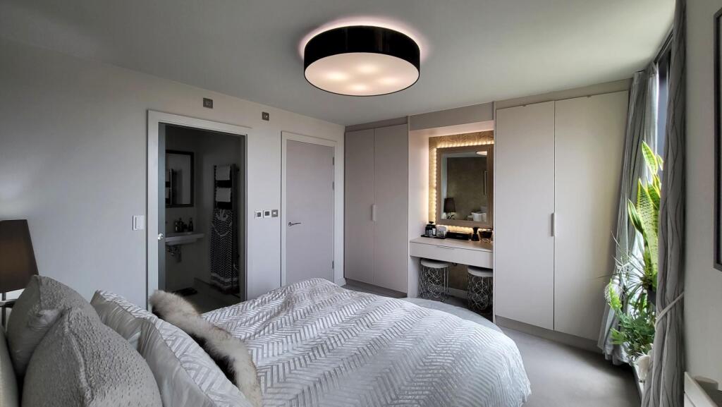 Stonebow House 4C - 8 Ensuite 2.jpg