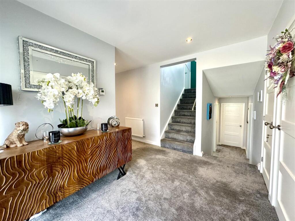 SPLIT LEVEL RECEPTION HALL
