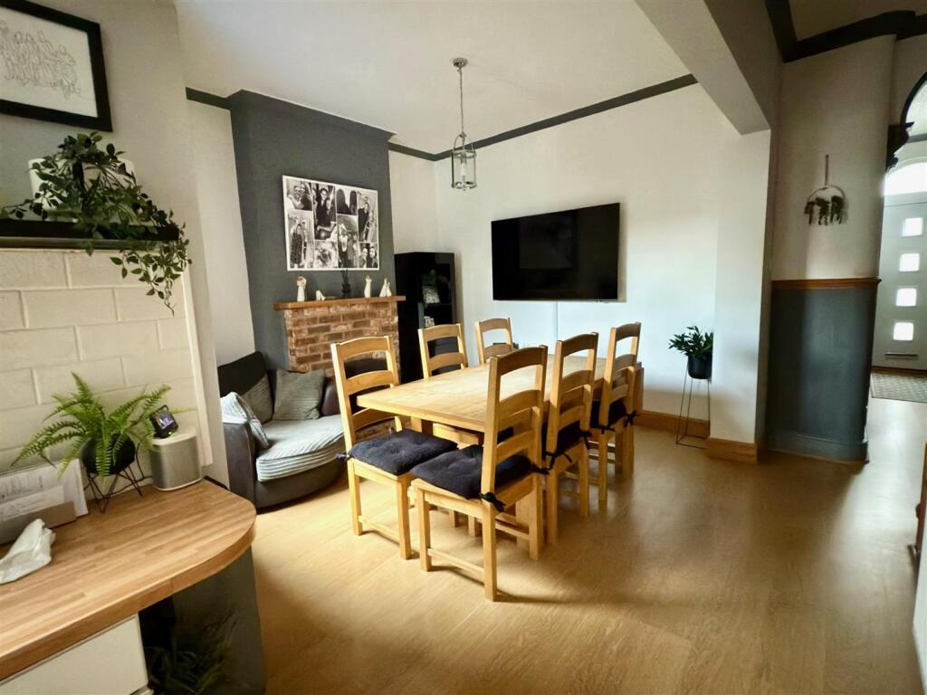 DINING ROOM.jpg