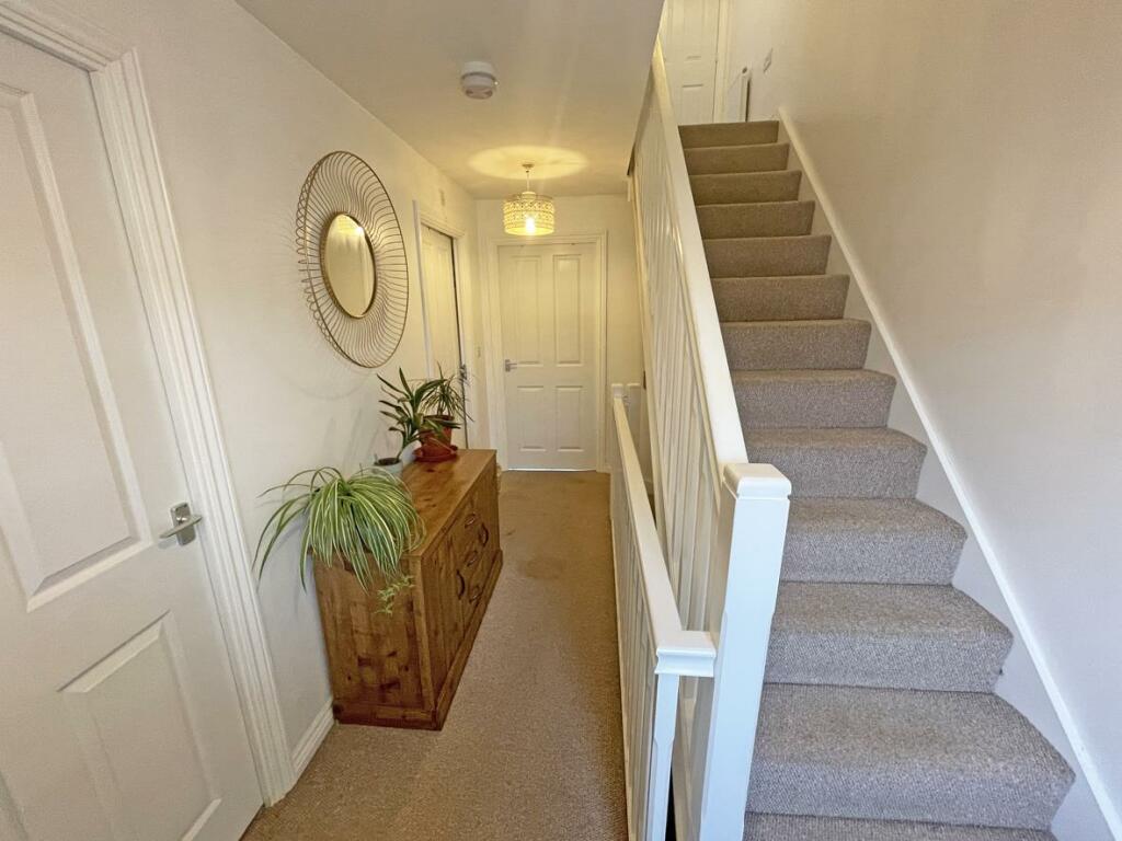 Marazion Way 16 Landing.jpg