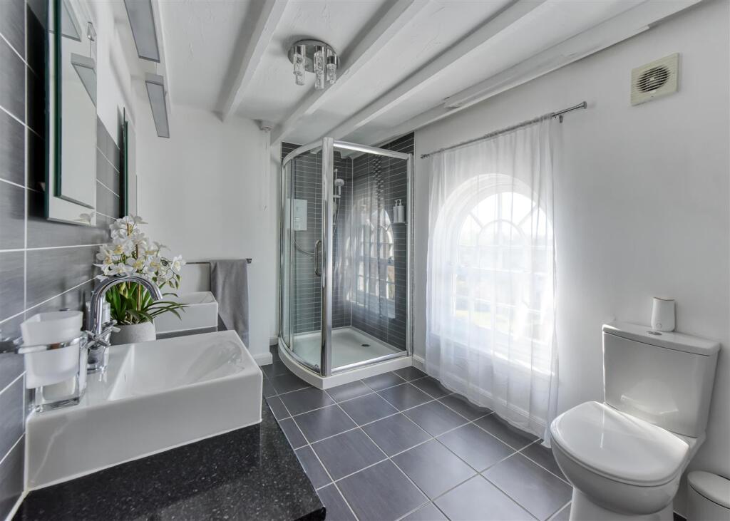 62 Sedgley Road-bed2 ensuite2.jpg