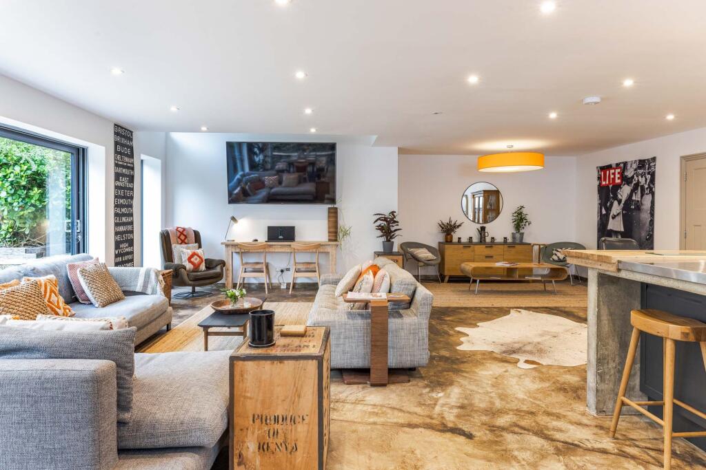 OPEN PLAN KITCHEN &amp; LIVING