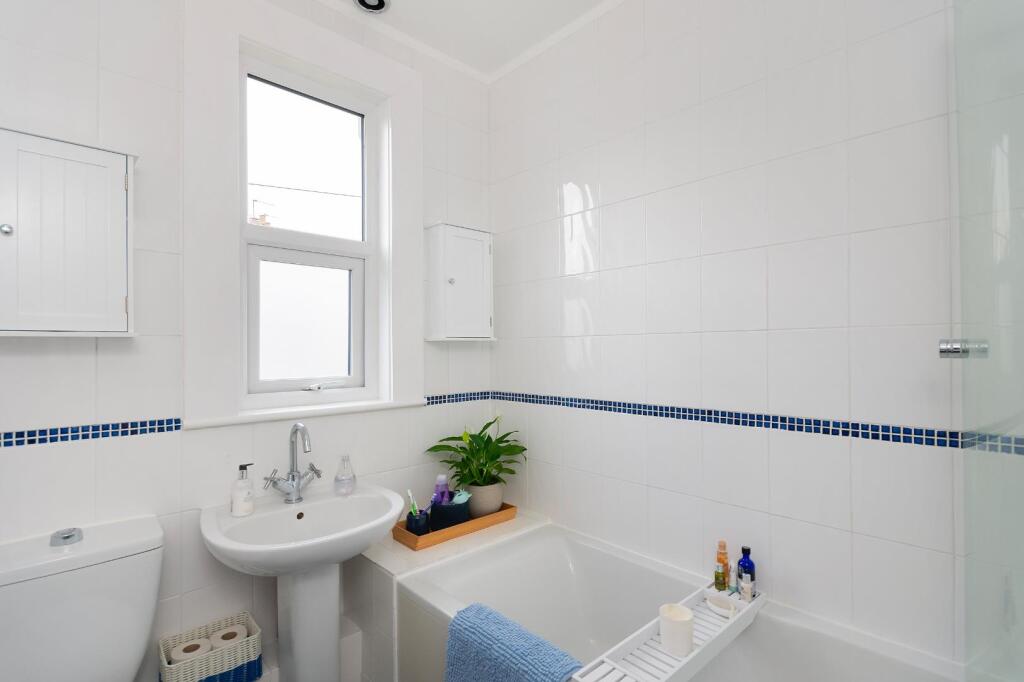 0W5RBN - Bathroom B.jpg