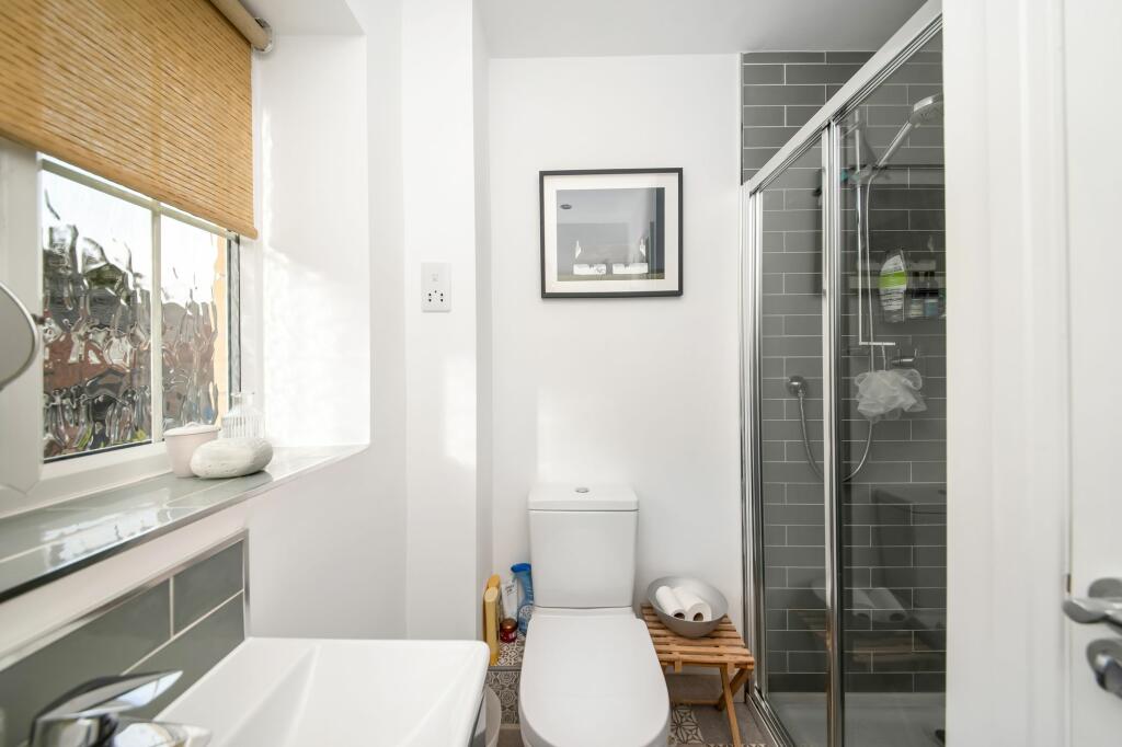 EN-SUITE SHOWER ROOM