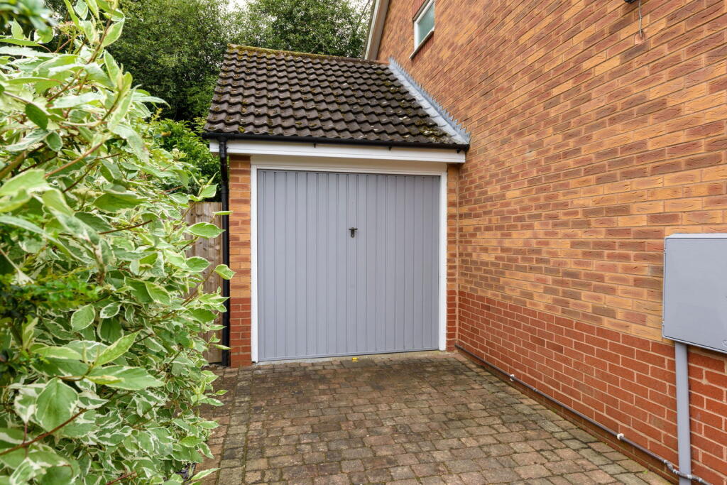 Honeysuckle Close, Quinton, Birmingham, B32 1RF