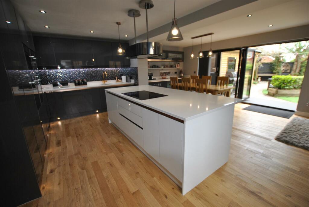 OPEN PLAN FAMILY KITCHEN/DINER