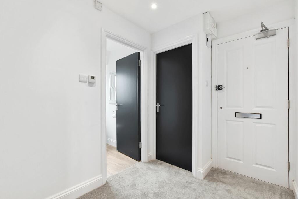 09-83aeGCHAM - 24A Oakleigh Court - Hall  -Orig...