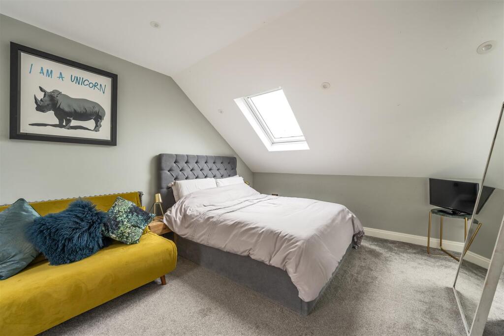 Larkshall Crescent E4