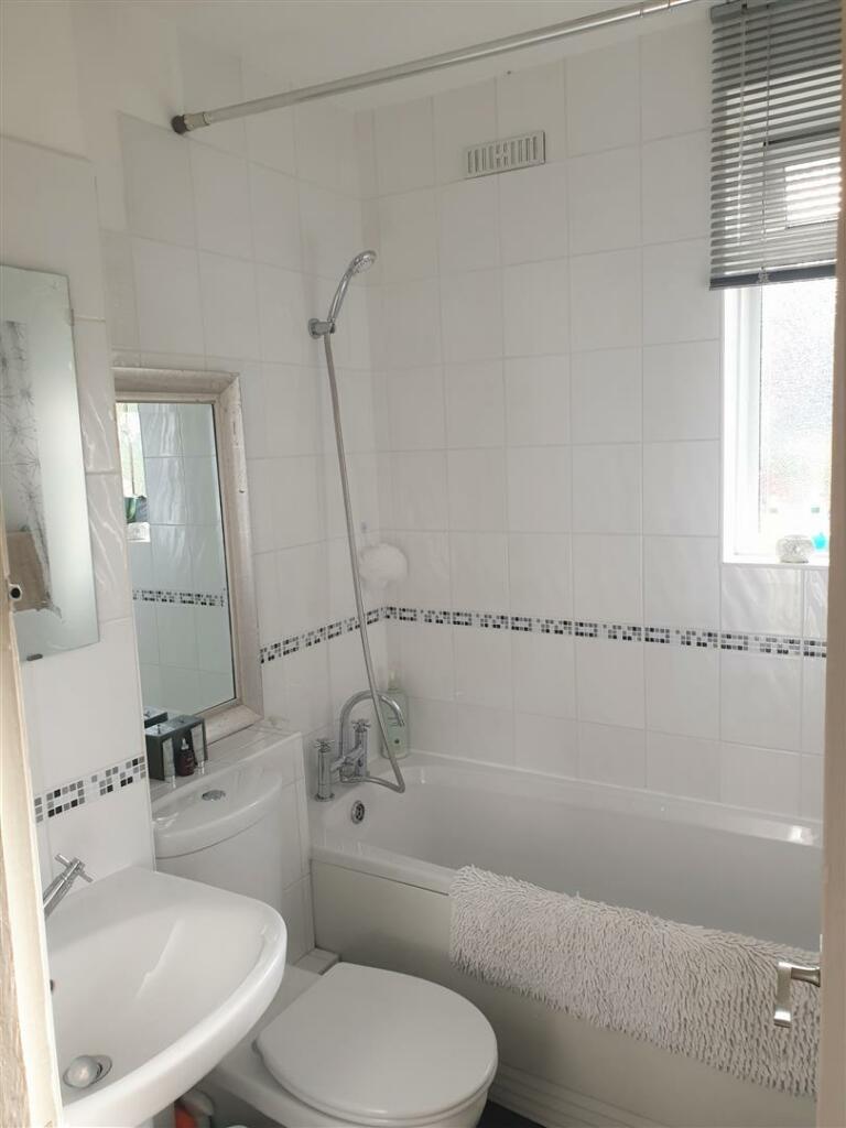 209 bathroom.jpg
