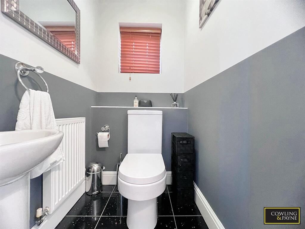 GROUND FLOOR CLOAK ROOM