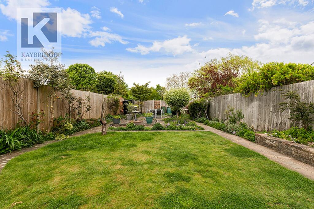 St. Clair Drive, Worcester Park - KT4 8UE