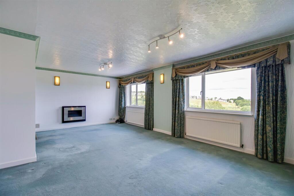 OPEN PLAN LOUNGE DINER