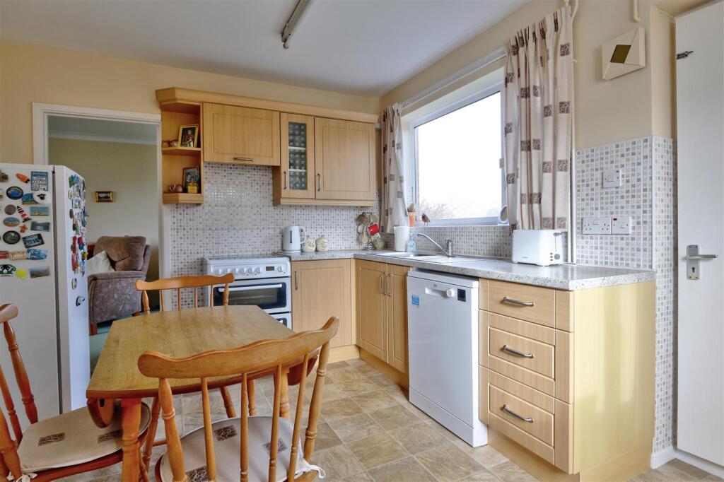 Kitchen/Breakfast Room: