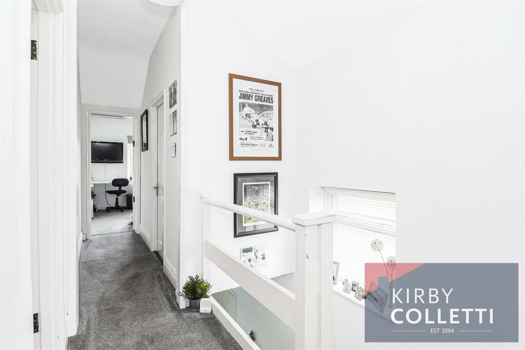 FIRST FLOOR LANDING