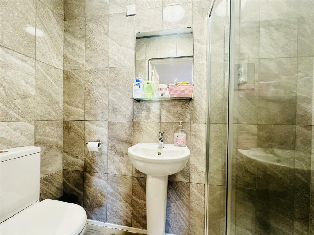 En suite to bedroom 1
